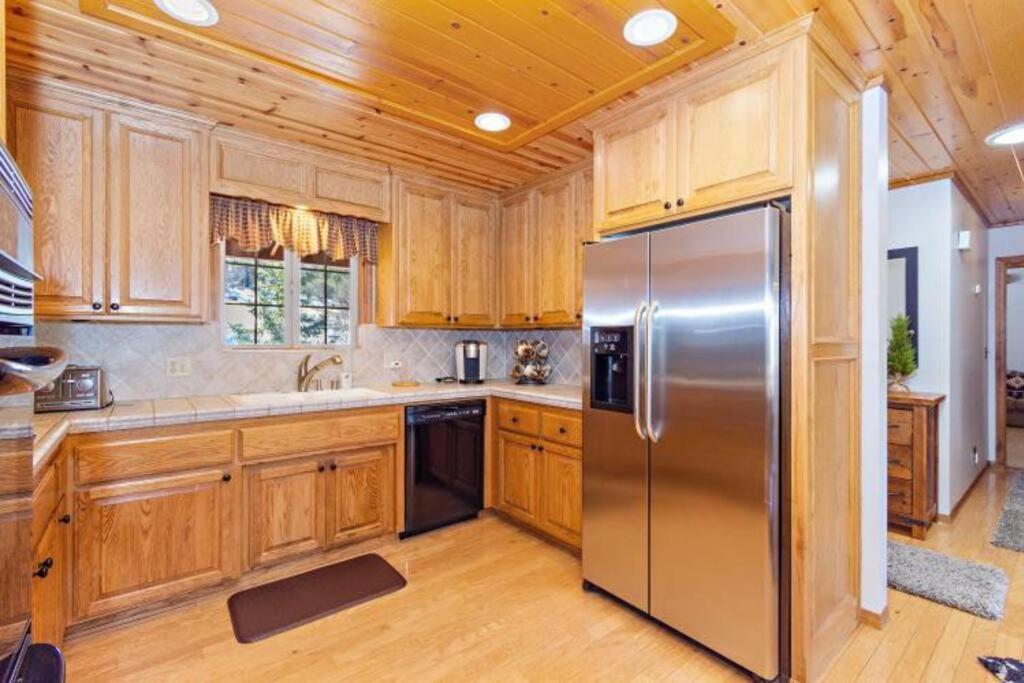 Custom Single Story Cabin With Jacuzzi Pool Table & Big Game Room With Arcade Games Биг Бэар Лейк Экстерьер фото