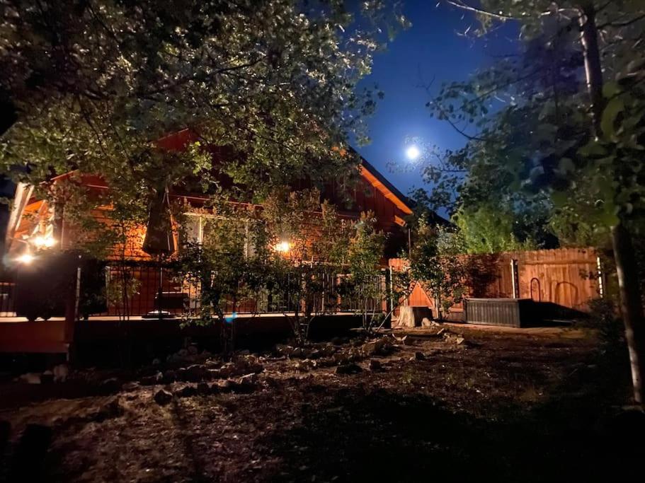 Custom Single Story Cabin With Jacuzzi Pool Table & Big Game Room With Arcade Games Биг Бэар Лейк Экстерьер фото